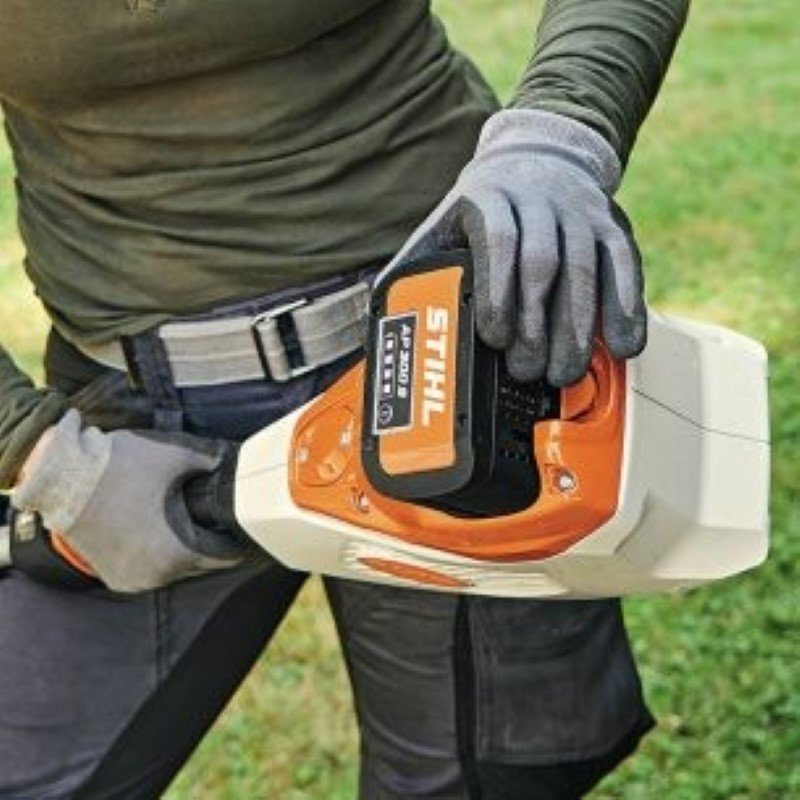 Baterijų skyrius variklio korpuse Baterijų skyrius variklio korpuse