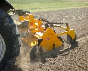 Collari akmenų freza lysvių formuotojas ACPTRISB dirba lauke ir formuoja dirvą