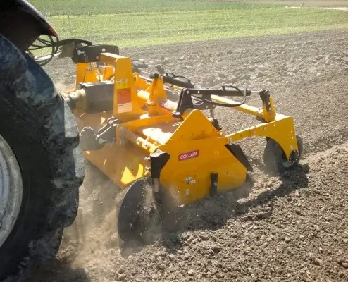 Collari akmenų freza lysvių formuotojas ACPTRISB dirba lauke ir formuoja dirvą