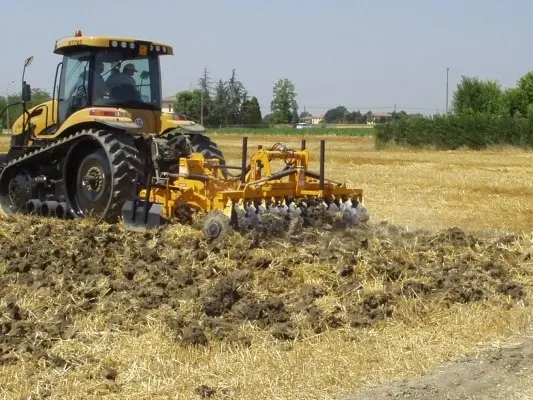 Collari diskinis skutiklis EDC dirba lauke ir lygina dirvą Lietuvoje