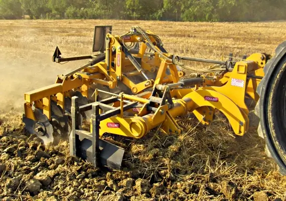 Collari diskinis skutiklis EDC dirba ražienoje ir smulkina dirvą